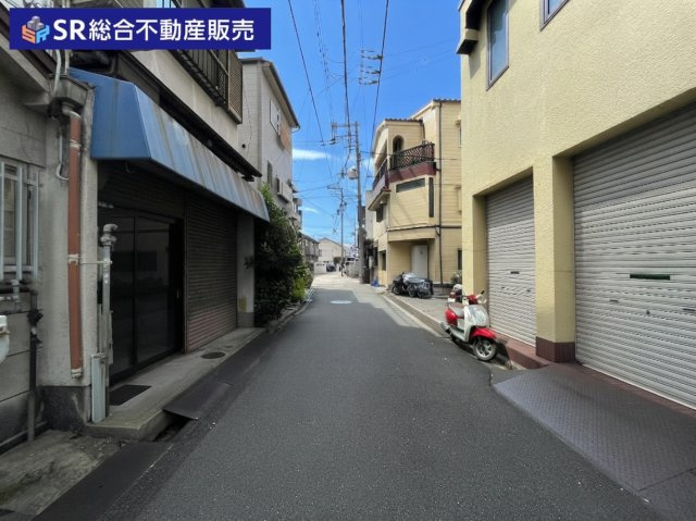 岩田町3丁目中古テラスハウスの前面道路含む現地写真|人気のエリアで賃貸需要も高く、想定家賃が6万円・想定利回りが約12％です。