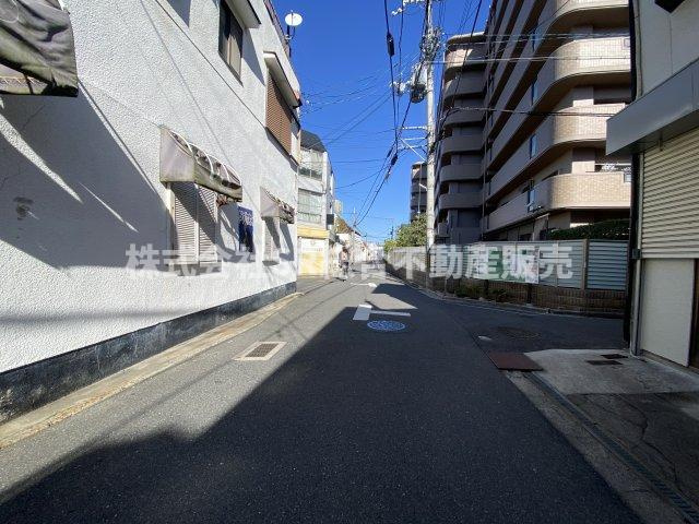 岩田町3丁目中古テラスハウスの前面道路含む現地写真|リフォームや住宅ローン・東大阪市の不動産の事なら弊社にお任せ下さいませ！
各地域の特徴・グルメ・裏道やその他、細かい情報等も熟知した
東大阪市出身のスタッフが新生活を送るお客様をサポート致します！