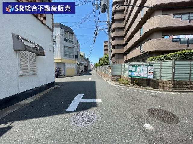 岩田町3丁目中古テラスハウスの前面道路含む現地写真|リフォームや住宅ローン・東大阪市の不動産の事なら弊社にお任せ下さいませ！
各地域の特徴・グルメ・裏道やその他、細かい情報等も熟知した
東大阪市出身のスタッフが新生活を送るお客様をサポート致します！