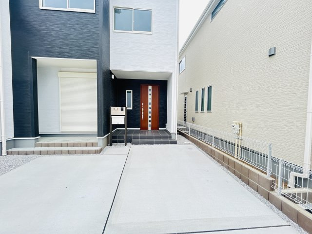 新築　高崎市倉賀野町第2　１号棟の玄関|現地写真　ポストと一体型のTVモニターホンでセキュリティ安心！
