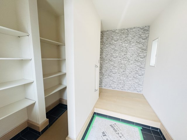 新築　高崎市倉賀野町第2　１号棟の玄関|現地写真　シューズインクロークと下駄箱があり、かなりの収納量が期待できます！							
