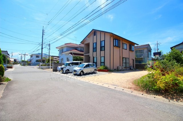 新開3丁目中古戸建Ｈ9年の前面道路含む現地写真|幅員6ｍに面しており、綺麗な整形地です。