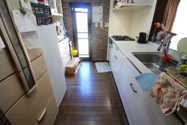 新開3丁目中古戸建Ｈ9年のダイニング|勝手口もあり、キッチンより直接庭へ行くことも可能な設計になります。