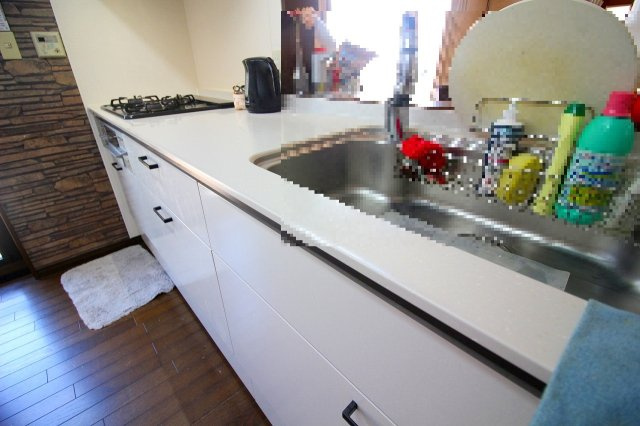 新開3丁目中古戸建Ｈ9年のキッチン|対面式キッチンになり、広い調理台からＬＤＫを見ながら家事が可能♪