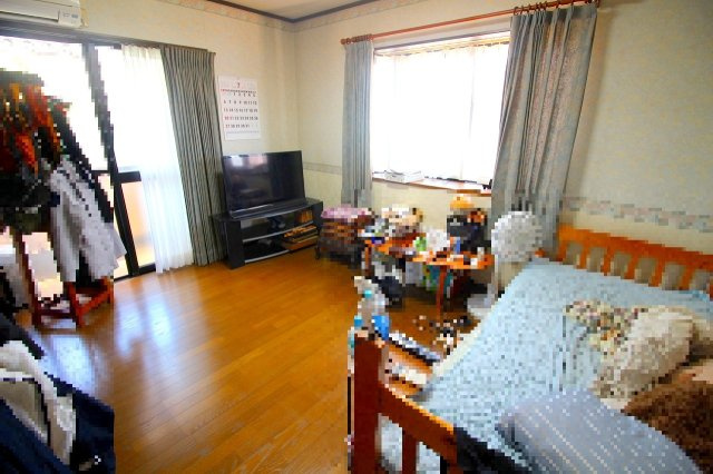 新開3丁目中古戸建Ｈ9年の洋室|２階の洋室になります。各部屋共に窓が多く明るいお部屋になります。洋室に関しては吹き抜けからＬＤＫを見下ろすことも出来ちゃいます♪