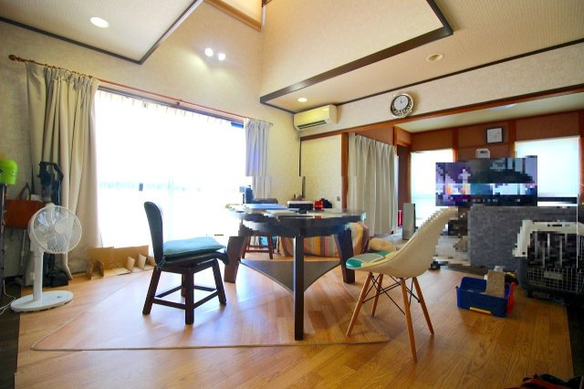 新開3丁目中古戸建Ｈ9年の居間・リビング|約14.6帖のリビングダイニングになります。隣の和室と合わせると20帖以上と広々した空間になります。