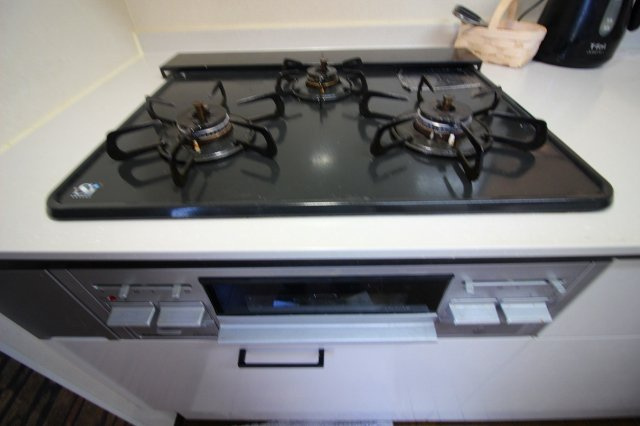 新開3丁目中古戸建Ｈ9年のキッチン|3口のガスコンロになります。グリル付き。