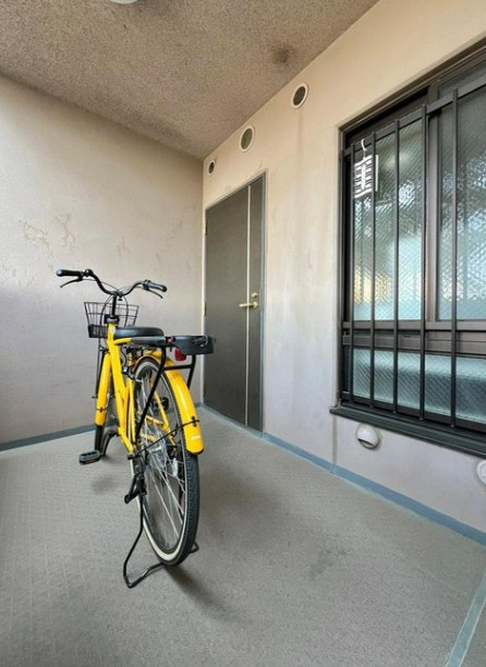 【中古マンション】オーベル川越・南大塚の玄関|自転車も１台停められます☆