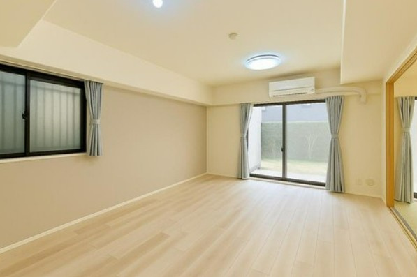 【中古マンション】オーベル川越・南大塚の居間・リビング|14.1帖の明るいLDKです☆