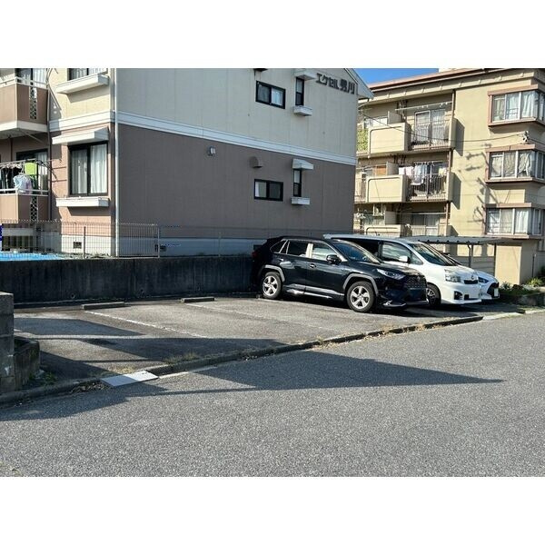 エクセル男川の駐車場
