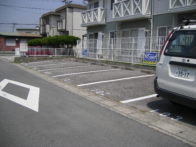 シャトー上里の駐車場