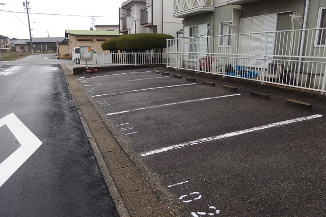 シャトー上里の駐車場