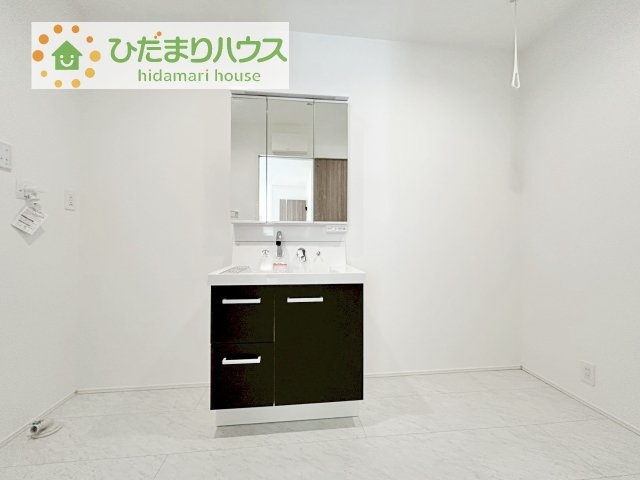 【独立洗面台】 | 我孫子市青山台2丁目第1期　新築戸建　2号棟 | 三面鏡の大きな鏡は憧れます(^^♪
鏡の後ろは収納となっていて、細かいものでも収納できるのでスッキリと整理できます！