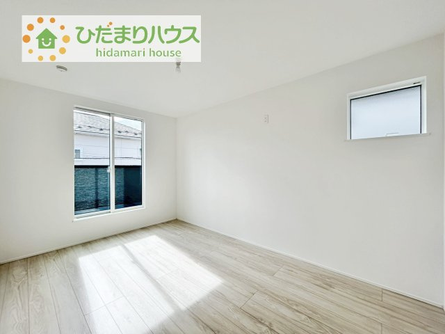 【寝室】 | 我孫子市青山台2丁目第1期　新築戸建　2号棟 | バルコニーに面していて、たっぷり光りの入る明るい主寝室です！