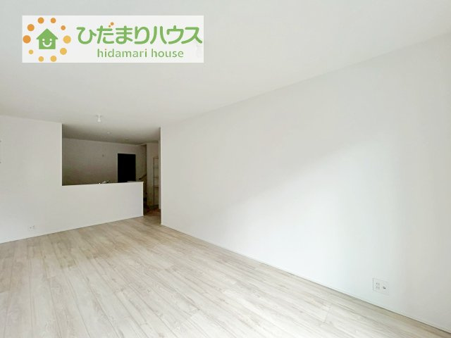 【居間・リビング】 | 我孫子市青山台2丁目第1期　新築戸建　2号棟 | リビングの大きな窓からは、暖かな日の光が降り注ぎます・・・