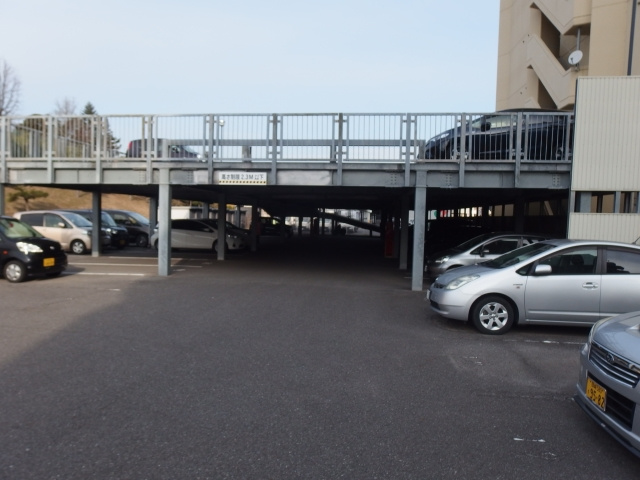 グランデュールの駐車場