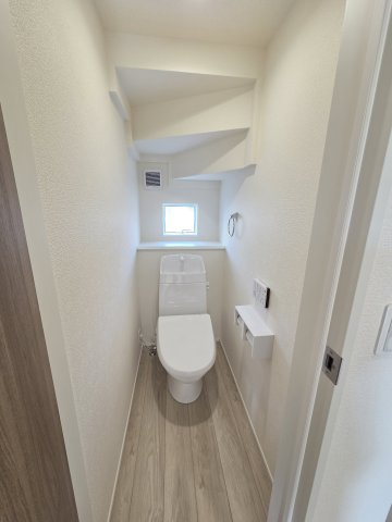 新築　桐生市相生町2丁目24-1期　LIGNAGE　1号棟のトイレ|現地写真　トイレは温水洗浄機能付きです！節水タイプなので家計に優しいトイレです！
