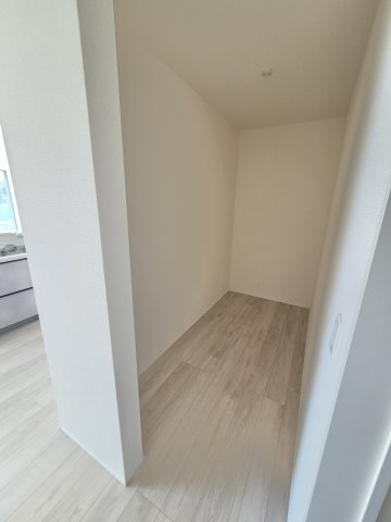 新築　桐生市相生町2丁目24-1期　LIGNAGE　1号棟の収納|現地写真　キッチン裏には広々フリースペースがあります！可動棚を設置しパントリーとしても良さそうですね♪