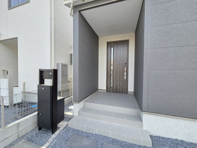 新築　桐生市相生町2丁目24-1期　LIGNAGE　1号棟の玄関|現地写真　TVモニター付きドアホンはポストと一体型！宅配ボックスまで付いていて便利です♪