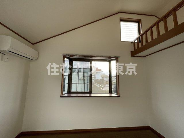 レジデンスATT立川の洋室|窓が特徴的です