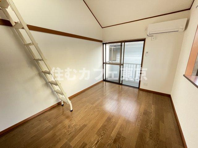 レジデンスATT立川の洋室|上部にロフトがあります