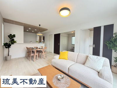 【居間・リビング】 | うるま市石川4期（全2棟）ラスト2号棟 | 2号棟　LDK16帖♪リビング収納付き♪