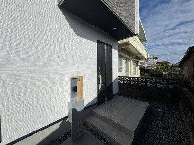 【玄関】 | うるま市石川4期（全2棟）ラスト2号棟 | 2号棟　スマートキー付き♪