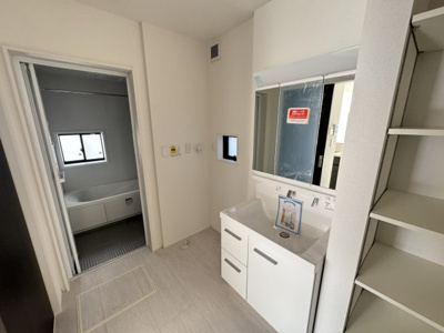 【独立洗面台】 | うるま市石川4期（全2棟）ラスト2号棟 | 2号棟　三面鏡付き洗髪洗面化粧台♪可動棚収納付き♪