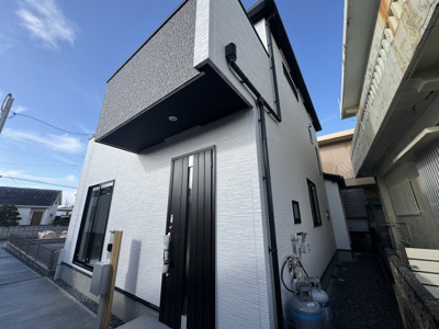 【外観】 | うるま市石川4期（全2棟）ラスト2号棟 | 2号棟　並列駐車2台完備♪