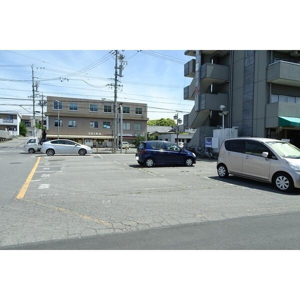 愛石ビルの駐車場