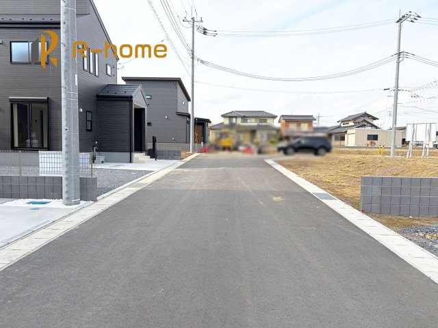 ひたちなか市足崎19期　新築戸建て　1号棟の前面道路含む現地写真|堂々！建物完成♪実際のお部屋をご見学可能です♪
ご見学が一番の資料！お気軽にお問い合わせ下さい♪
