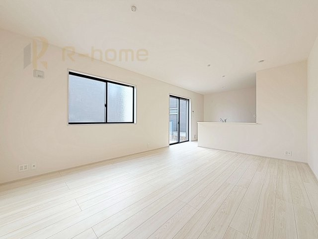 ひたちなか市足崎19期　新築戸建て　1号棟の居間・リビング|広くて明るいＬＤＫ♪ ゆったりくつろげるリビングスペースで、ご家族皆様の笑顔が溢れます。