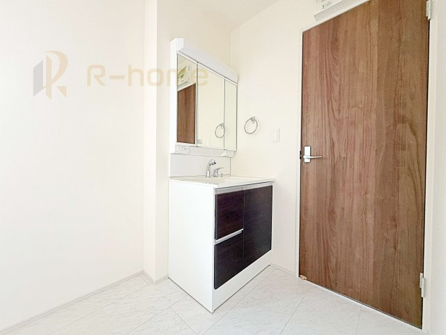 ひたちなか市足崎19期　新築戸建て　1号棟の洗面所|三面鏡の使いやすい洗面台です。忙しい朝も家族みんなで身支度可能なスペース。