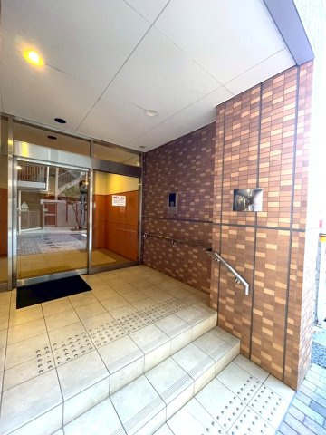 TOKYOシティトリエのエントランス|駐車場・駐輪場・ゴミステーションに行き易いサブエントランスも有ります♪