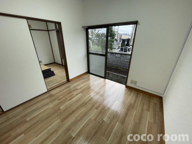 長房アパートの居間・リビング