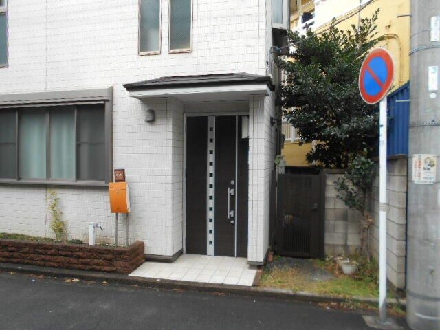 伊勢町戸建のエントランス