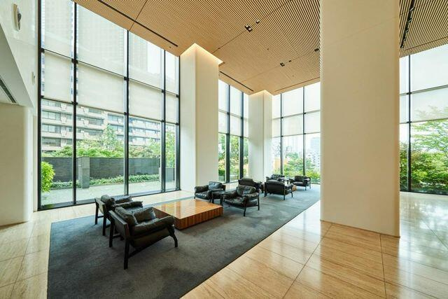 港区六本木１丁目の賃貸マンションのロビー|洗練されたデザインの中に温か… 