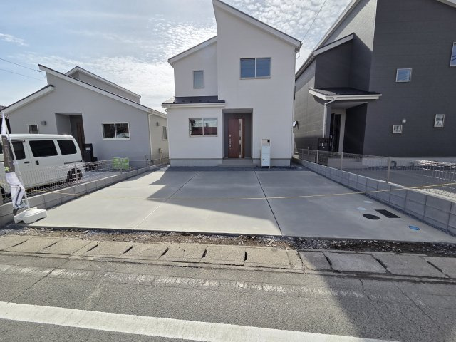 新築　桐生市相生町2丁目24-1期　LIGNAGE　2号棟の駐車場|現地写真　駐車は建物北側に並列3台可能です！