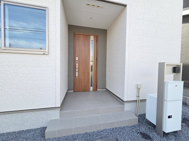 新築　桐生市相生町2丁目24-1期　LIGNAGE　2号棟の玄関|現地写真　TVモニター付きドアホンはポストと一体型！宅配ボックスまで付いていて便利です♪