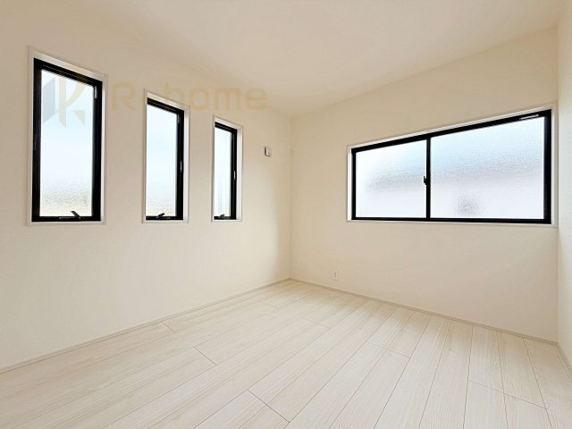 ひたちなか市足崎19期　新築戸建て　2号棟の洋室|2面窓の風通しの良い洋室です♪差し込む暖かな陽当たりで、室内がくつろげる空間に早変わりです♪