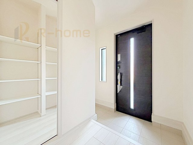 ひたちなか市足崎19期　新築戸建て　2号棟の玄関|玄関には便利なシューズクロークを設置。たっぷり収納できて玄関周りスッキリ♪