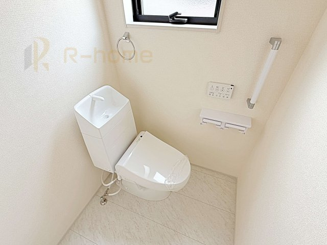 ひたちなか市足崎19期　新築戸建て　2号棟のトイレ|温水洗浄便座付きのトイレ。
トイレが２ヵ所設置で朝の忙しい時間でも安心です。