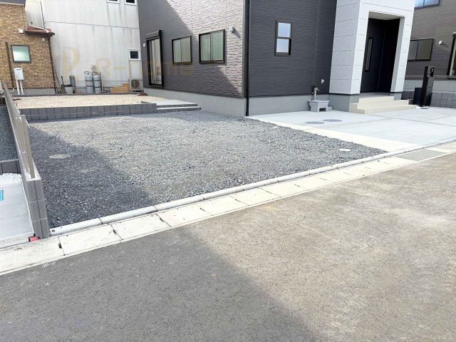 ひたちなか市足崎19期　新築戸建て　2号棟の駐車場|カースペースは3台完備。ゲスト用のスペースも確保できますね♪