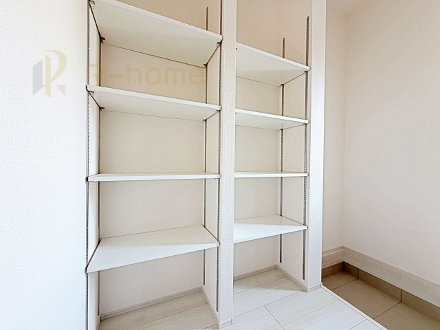 ひたちなか市足崎19期　新築戸建て　2号棟の玄関|整理しやすい可動棚付きシューズクローク！スニーカーやブーツもスッキリ収納♪