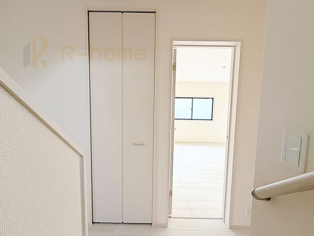 ひたちなか市足崎19期　新築戸建て　2号棟の収納|掃除機などの収納に便利なホール収納！