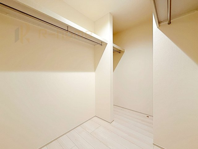 ひたちなか市足崎19期　新築戸建て　2号棟の収納|ファミリークローゼットとして使える大容量の収納！ホールから出入りできる便利な収納です♪