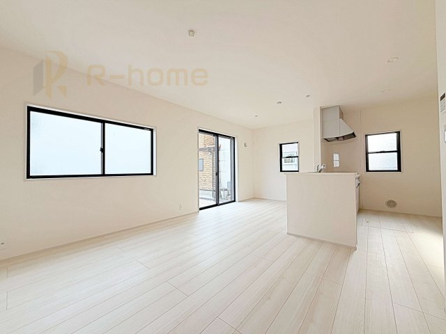 ひたちなか市足崎19期　新築戸建て　2号棟の居間・リビング|開放感のあるリビングには収納スペースもあり、ゆったりした空間を保てます♪