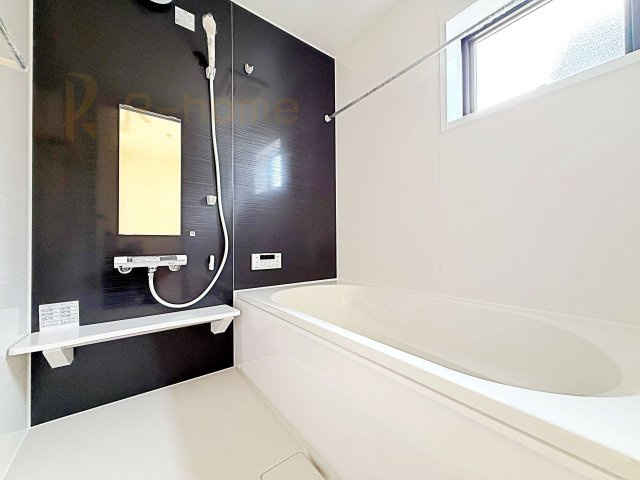 ひたちなか市足崎19期　新築戸建て　2号棟の浴室|１坪タイプの大きなお風呂で、小さなお子様とご一緒に入浴いただける広さです！