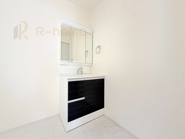 ひたちなか市足崎19期　新築戸建て　2号棟の洗面所|三面鏡の使いやすい洗面台です。忙しい朝も家族みんなで身支度可能なスペース。