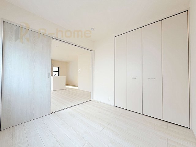 ひたちなか市足崎19期　新築戸建て　2号棟の洋室|1階洋室はゲストルーム、キッズスペースとしても利用可能♪
開放してリビングと繋げればゆとりの大空間！